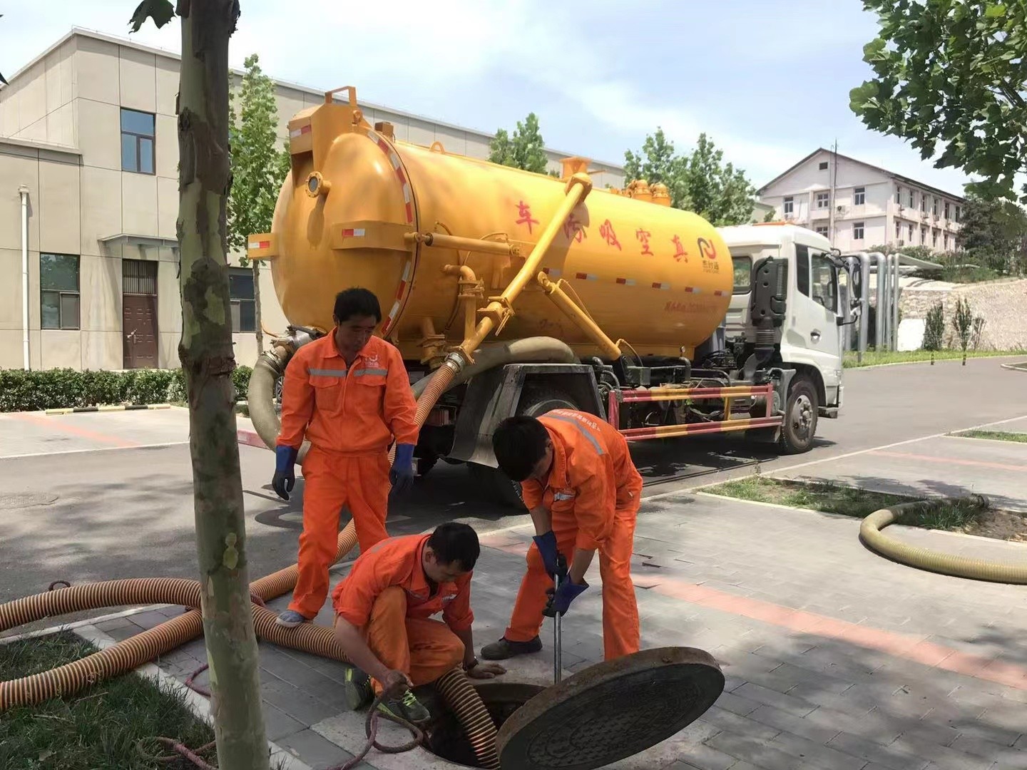 西岗管道疏通车停在窨井附近