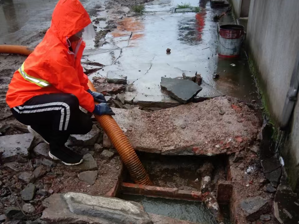 西岗专业清理污水池 炜誉市政以规范流程守护城市 “肠道”