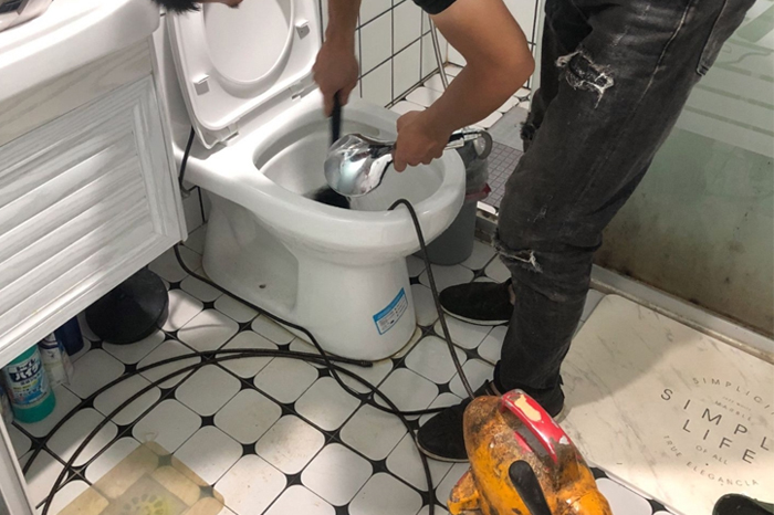 西岗马桶堵塞自己疏通还是找师傅?专业上门服务让你省时更省心