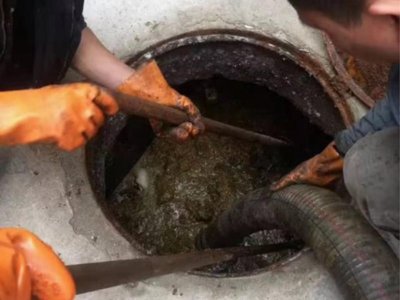 西岗清理化粪池时如何避免沼气的危害?